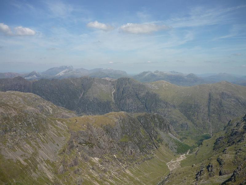 20090531_bideanambian_michi 041.jpg - Blick Richtung Westen mit Aonach Eagach und dahinter Ben Nevis